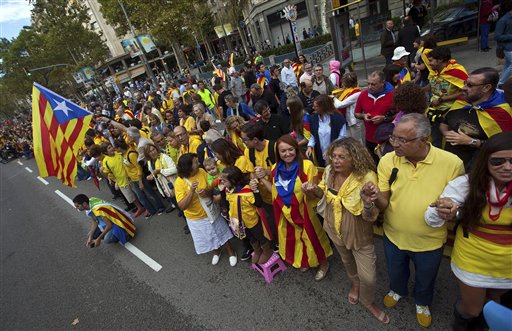 La gente forma una cadena humana en Barcelona, España, el miércoles 11 de septiembre de 2013. Decenas de miles de partidarios de la independencia de Cataluña formaron el miércoles una gigantesca cadena humana de casi 400 kilómetros para reclamar un Estado separado de España.  