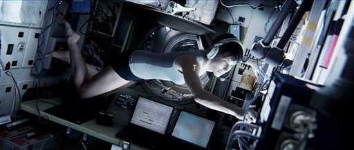 Sandra Bullock en el papel de la doctora Ryan Stone en una escena de Gravity en una fotografía publicitaria proporcionada por Warner Bros. (Foto AP/Courtesy Warner Bros. Pictures)
