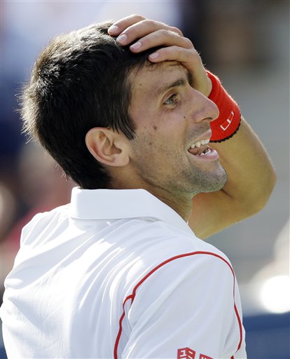 El serbio Novak Djokovic se pone la mano en la frente en expresión de sorpresa durante su partido contra el suizo Stanislas Wawrinka por las semifinales del Abierto de Estados Unidos el sábado 7 de septiembre de 2013. (AP Foto/David Goldman)