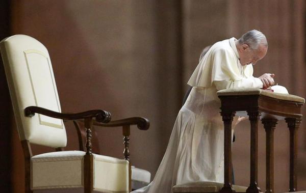 El Papa Francisco ora por la paz en Siria, el 7 de agosto de 2013. EFE/EPA/ALESSANDRO DI MEO