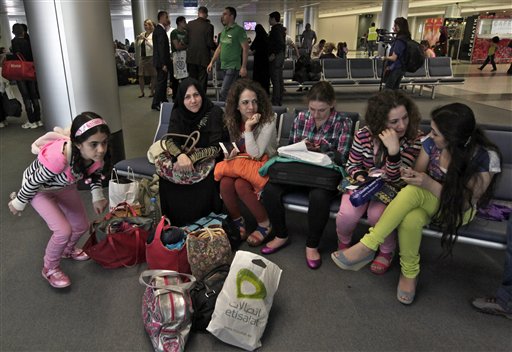 Varios refugiados sirios esperan para tomar un vuelo con destino a Alemania, donde se establecerán termporalmente, en el Aeropuerto Internacional  Rafik Hariri de Beirut, Líbano,el miércoles 11 de septiembre de 2013. El grupo de 107 refugiados es el primero en ser reubicado en Alemania como parte de un programa para ofrecer refugio a un máximo de 5.000 sirios vulnerables en nuevos hogares temporales. (Foto AP/Bilal Hussein)