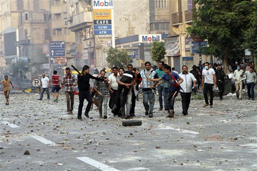 Fuerzas de seguridad y civiles detienen a un partidario del ex presidente egipcio Mohamed Morsi cerca de la plaza Ramsés en El Cairo, Egipto, el domingo 6 de octubre de 2013. Mortales enfrentamientos desde el fin de semana han dejado varios fallecidos en el país. (Foto AP/Sabry Khaled, El-Shorouk Newspaper)