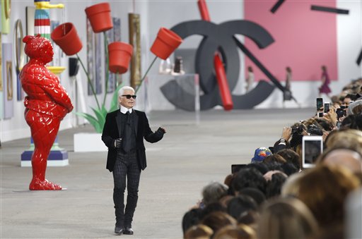 Karl Lagerfeld recibe el aplauso del público tras la presentación de su colección primavera-verano 2014 para Chanel en París, el martes 1 de octubre de 2013. (Foto AP/ Christophe Ena)