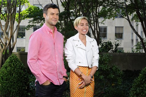 Taran Killam, izquierda, y Miley Cyrus en un promocional de "Saturday Night Live" en Nueva York en una fotografía del 1 de octubre de 2013. Cyrus actuará y presentará el programa el 5 de octubre. Aunque Miley Cyrus tiene un montón de críticos por sus actuaciones subidas de tono, hay un grupo apoyándola y elogiándola como un talento enorme: los raperos. (Foto AP/NBC, Dana Edelson)