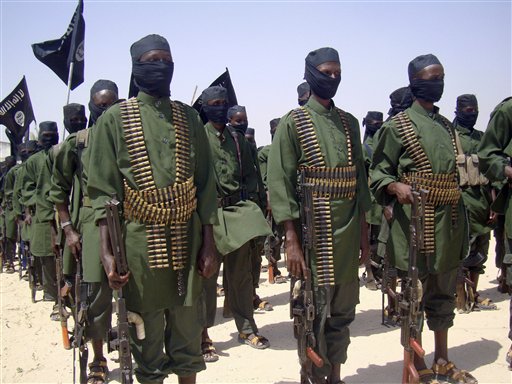 Combatientes de al-Shabab en una formación con sus armas durante un ejercicio militar a las afueras de Mogadiscio, Somalia, en una fotografía del 17 de febrero de 2011. Fuerzas militares internacionales realizaron una redada el sábado 5 de octubre de 2013 contra terroristas de al-Shabab. (Foto AP/Mohamed Sheikh Nor, archivo)