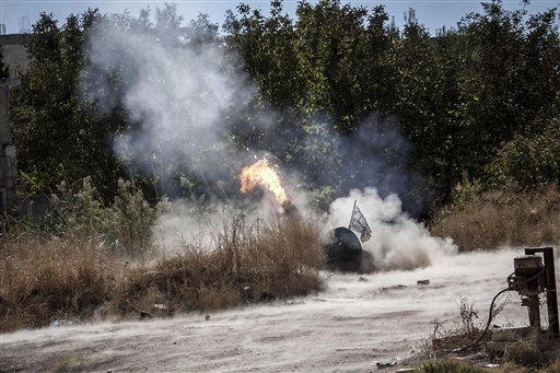 En esta foto del lunes,, 7 de octubre del 2013, se ve una pieza de artillería siendo disparada durante un ataque de los rebeldes sirios contra la base del ejército en Wadi al-Dief, en el norte de Siria. (Foto AP)