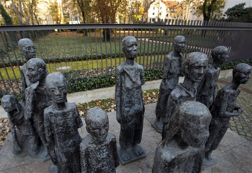 Una escultura del artista alemán Will Lammert a la entrada de un cementerio judío en Berlín, Alemania, el jueves 31 de octubre del 2013. Al parecer el director de la Gestapo  
