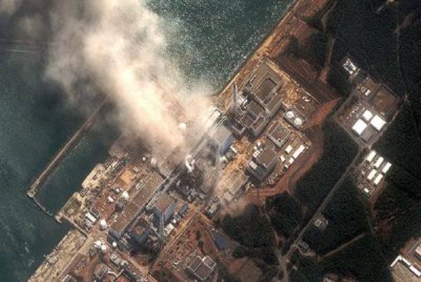 En la foto, imagen aérea del incendio que siguió a una explosión en la central nuclear de Fukushima, en 2011.