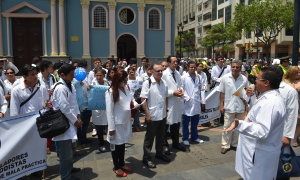 La mañana de este jueves un grupo de médicos realizaron un plantón en la plaza de San Francisco para reclamar por el articulado aprobado por la mayoría oficialista de la Asamblea Nacional. Martín Herrera