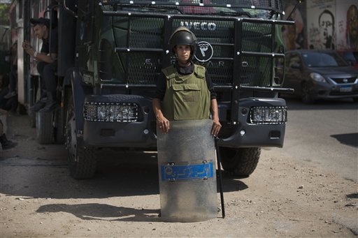 Un policía antimotines egipcio permanece vigilante en la plaza Tahrir, en El Cairo, Egipto, el miércoles 2 de octubre de 2013. (Foto AP/Hassan Ammar)
