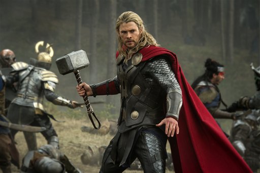 Chris Hemsworth en una escena de  "Thor: The Dark World" en una fotografía publicitaria proporcionada por Walt Disney Studios y Marvel. La película se estrena en Estados Unidos el viernes 8 de noviembre de 2013. (Foto AP/Walt Disney Studios/Marvel, Jay Maidment)