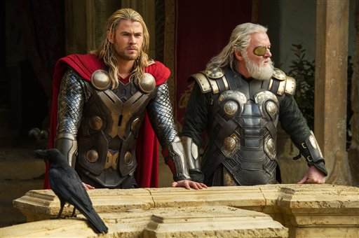 Chris Hemsworth, izquierda, y Anthony Hopkins en una escena de  "Thor: The Dark World" en una fotografía publicitaria proporcionada por Walt Disney Studios y Marvel. La película se estrena en Estados Unidos el viernes 8 de noviembre de 2013. (Foto AP/Walt Disney Studios/Marvel, Jay Maidment)