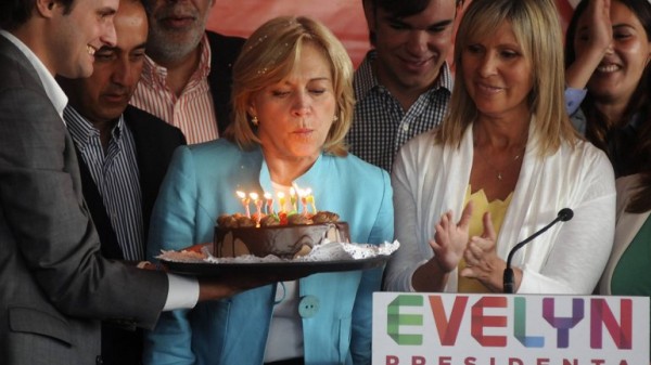 La oficialista Evelyn Matthei celebra su cumpleaños en plena campaña electoral en Santiago de Chile.