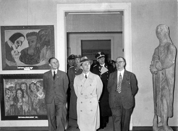 El Ministro de Propaganda Joseph Goebbels en una "Entartete Kunst" o Galeria del Arte Degenerado.