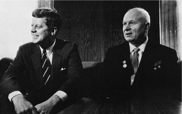 Nikita Kruschev Y John F Kennedy.