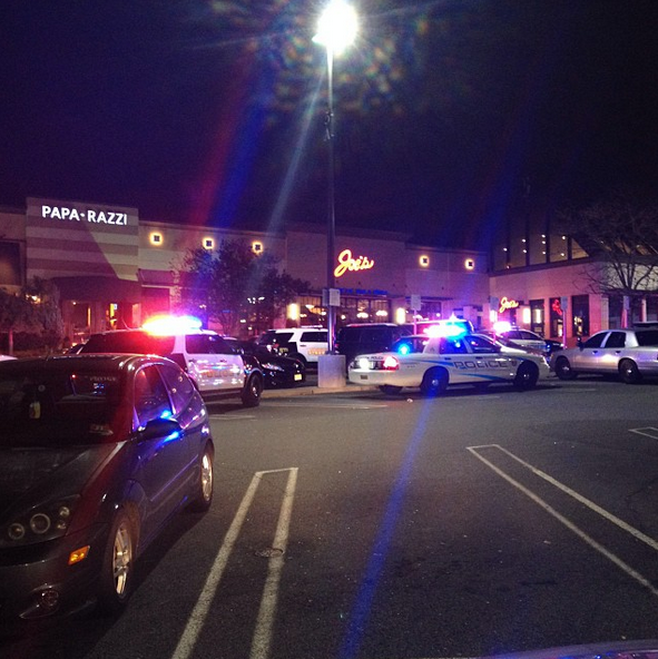 La policía se mantiene afuera del The Garden State Mall y tienen cercado todo el lugar.