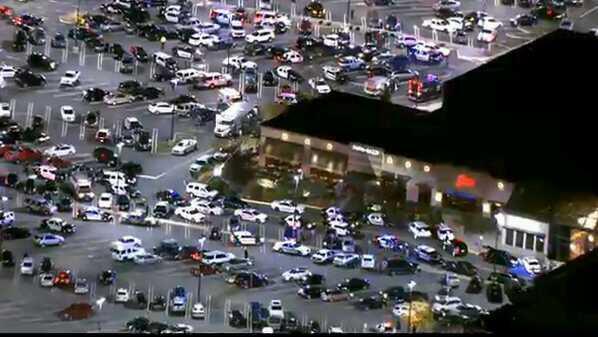 La Policía ha cercado el centro comercial de Nueva Jersey tras un tiroteo.