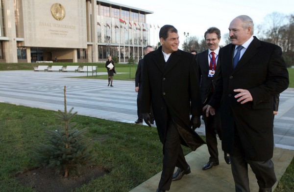 Minsk (Belarús), 31 de octubre de 2013.- El Presidente de la República, Rafael Correa, junto a su homólogo de Belarús, Alexander Lukashenco siembran un árbol en el patio del Palacio de la Independencia.
