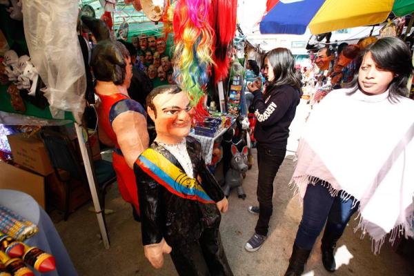 RIOBAMBA, Ecuador. Cientos de vendedores salieron a las calles de la ciudad de Riobamba, para vender los tradicionales monigotes o "años viejos" y los adornos para las "viudas" que despedirán con fuego el 2013. EFE/José Jácome