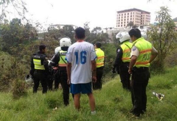 Foto tuiteada por la @PolicíaEcuador en momentos que agentes ingresan a la quebrada El Censo, en La Marín, donde se presumen se esconden los fugitivos.