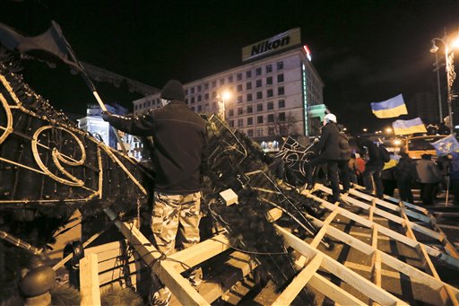 Manifestantes en una barricada esperan una ofensiva de la policía en la Plaza de la Independencia de Kiev, Ucrania, el 2 de diciembre de 2013. (Foto AP/Efrem Lukatsky)