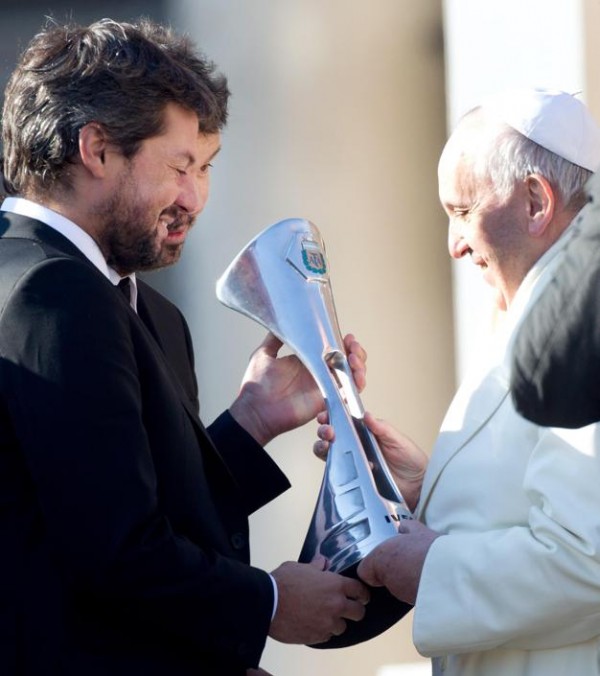 Papa: riceve coppa da S.Lorenzo e maglia "Francisco campeon"