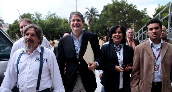 Lasso, al momento de llegar a la Asamblea Nacional, acompañado de sus seguidores. API/Juan Cevallos.