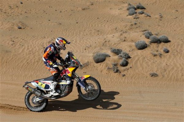 El español Marc Coma maneja su motocicleta en la 12da etapa del Rally Dakar, entre El Salvador y La Serena, Chile, el viernes, 17 de enero de 2014. Coma ganó la categoría de motos el sábado, 18 de enero. (AP Photo/Victor R. Caivano)