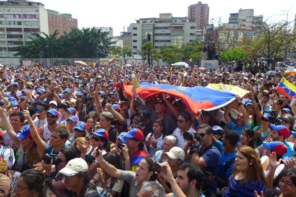 Corina recibiendo el apoyo de los venezolanos