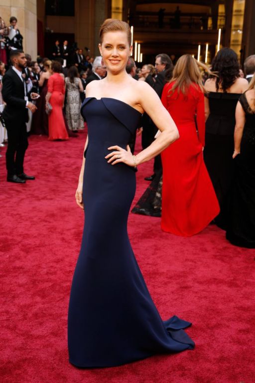 Amy Adams, candidata a mejor actriz por 'La gran estafa americana', posa en la alfombra roja con un vestido de Gucci.