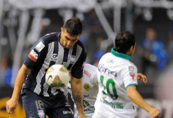 GUAYAQUIL (ECUADOR) 11/03/2014.- El jugador de Emelec de Ecuador Dennis Stracqualursi (i) disputa un balón con Luis Montes (d) del León de México, en un partido por la Copa Libertadores hoy, martes 11 de marzo de 2014, en el estadio Capwell de Guayaquil (Ecuador). EFE/Jaime Echeverria