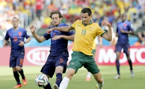 Blind y Mc Gowan disputan el balón en el partido Australia vs Holanda.(Australia, Holanda,Mundial de Fútbol) EFE/EPA/ARMANDO BABANI.