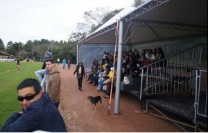 Familiares de los seleccionados observan la practica de la Tri en Vila Ventura.