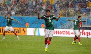 El jugador de México, Giovani Dos Santos, lamenta una decisión del árbitro en un partido contra Camerún por la Copa del Mundo el viernes, 13 de junio de 2014, en Natal, Brasil. (AP Photo/Ricardo Mazalan)