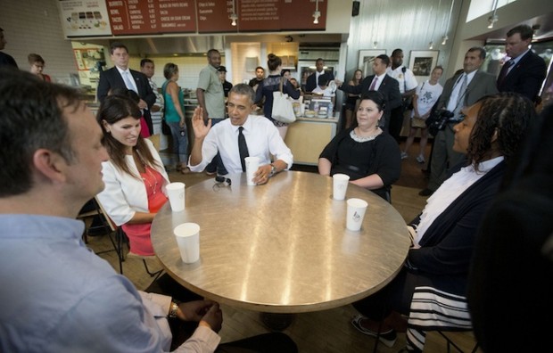 Obama compartiendo en Chipotle con varios ciudadanos. Foto: AP