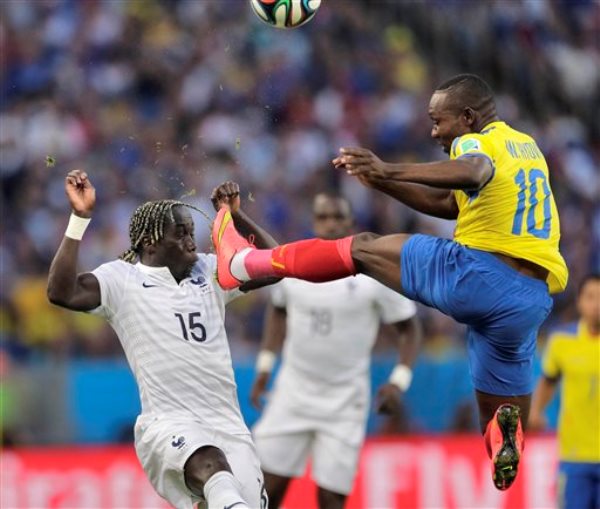 El ecuatoriano Walter Ayoví patea un balón frente el francés Bacary Sagna en el partido por el Grupo E del Mundial en Río de Janeiro, Brasil, el miércoles 25 de junio de 2014. (AP Foto/Bernat Armangue)