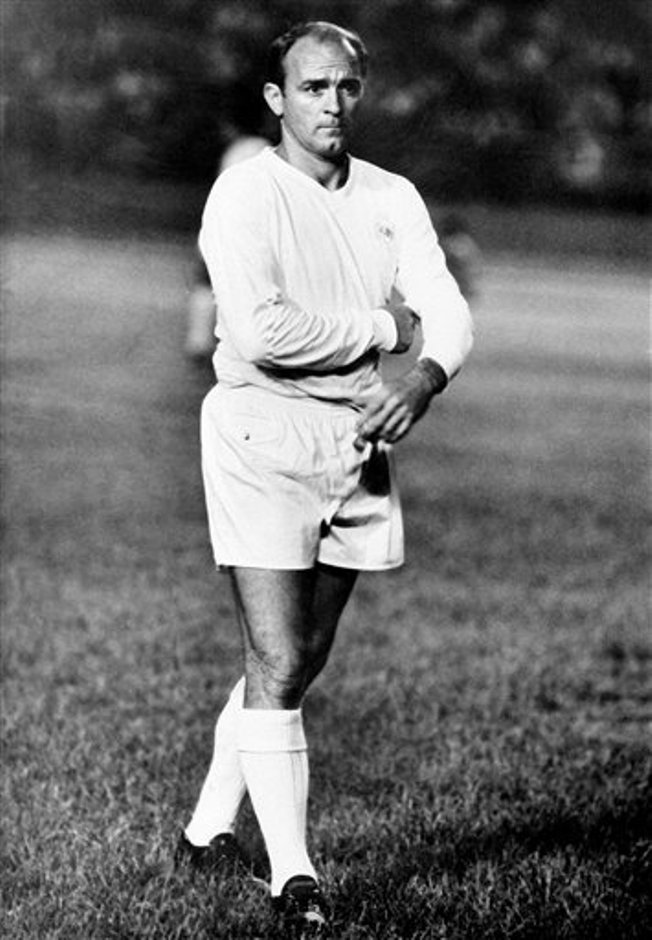 Alfredo Di Stéfano aparece en una cancha de fútbol en un partido el 25 de agosto de 1963 en Caracas, Venezuela. El ex jugador del Real Madrid falleció el lunes 7 de julio de 2014. (AP Foto, archivo)