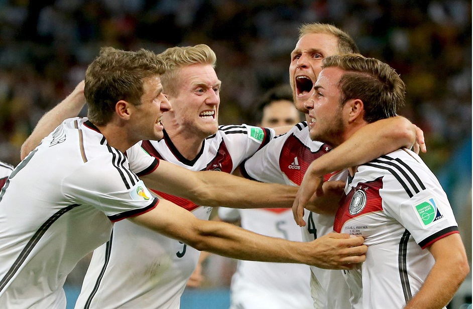 Rio De Janeiro (Brazil), 13/07/2014.- Mario Goetze (R) of Germany celebrates with teammates after scoring the opening goal during the FIFA World Cup 2014 final between Germany and Argentina at the Estadio do Maracana in Rio de Janeiro, Brazil, 13 July 2014. 