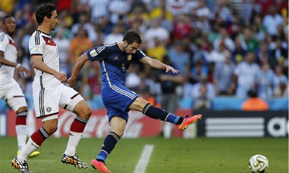 El jugador de Argentina, Gonzalo Higuaín, derecha, falla un remate al arco de Alemania en la final del Mundial el domingo, 13 de julio de 2014, en Río de Janeiro. (AP Photo/Frank Augstein).