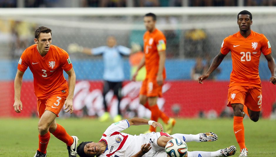 Christian Bolanos (C) de Costa Rica en accion contra Stefan de Vrij (L) de Holanda durante los cuartos de final entre Holanda y Costa Rica en la Arena Fonte Nova en Salvador, Brasil, 05 Julio 2014. EFE/EPA/YURI KOCHETKOV