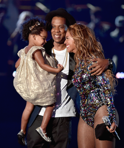 Beyonce junto a su esposo, Jay Z, y su hija, mientras recibía el premio. Foto: @HarpersBazaarmx