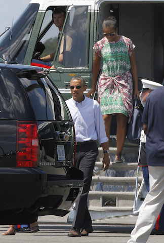 El presidente Barack Obama sale del helicóptero por delante de su esposa Michelle Obama a su llegada al aeropuerto de la isla Martha's Vineyard en West Tisbury, Massachusetts. (Foto de AP/Jacquelyn Martin)