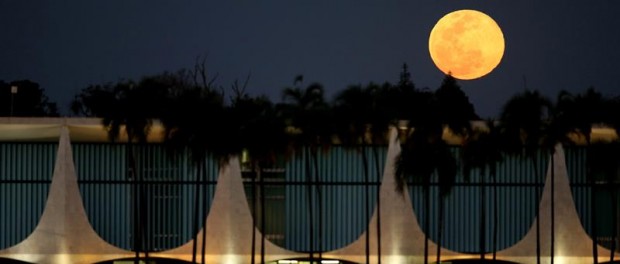 Vista de la Superluna desde el Palacio del Alvorada en Brasilia. EFE/Fernando Bizerra Jr.