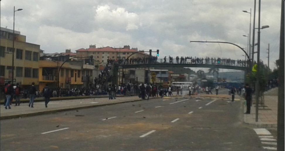 La avenida Napo, sur de Quito, cerrada por manifestaciones de estudiantes del colegio Montúfar. Foto: Hubel Onofre