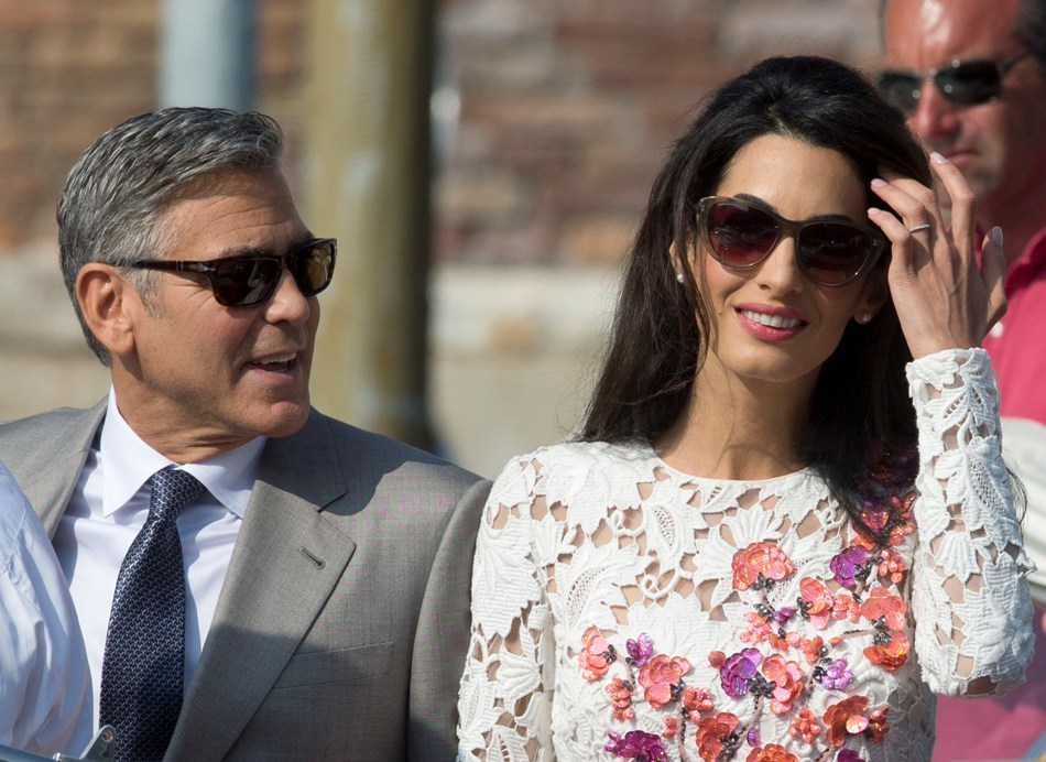 George Clooney y su esposa Amal Alamuddin parten del hotel de lujo Aman en Venecia, Italia, el domingo 28 de septiembre de 2014. (Foto AP/Andrew Medichini)