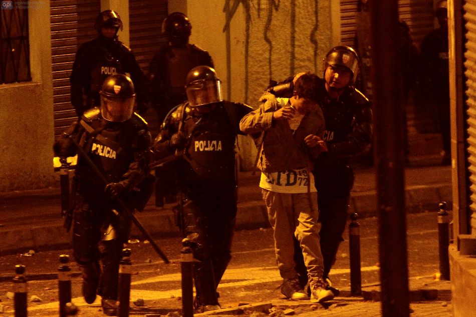 La Policía reprime las protestas durante el 17S, en las afueras del Colegio Mejía. API/Juan Cevallos