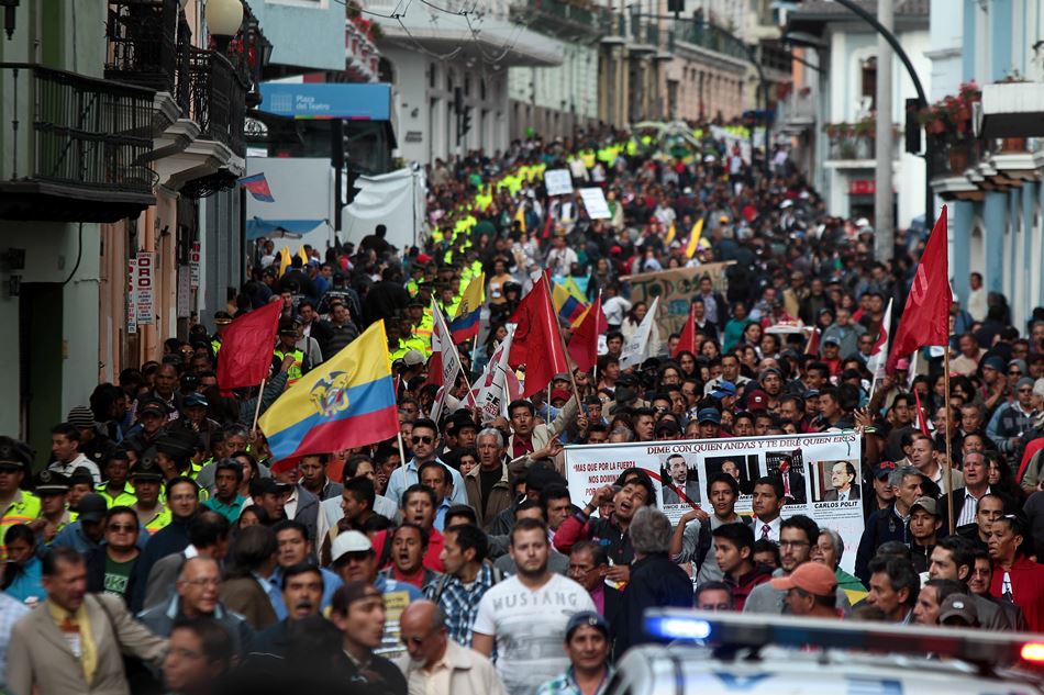Manifestantes protestan con pancartas y banderas hoy, miércoles 17 de septiembre de 2014, en Quito (Ecuador). Cinco policías resultaron heridos durante una marcha de rechazo a medidas promovidas por el Gobierno de Ecuador, en cuya capital, se celebra también una concentración para expresar respaldo al Ejecutivo. EFE/José Jácome