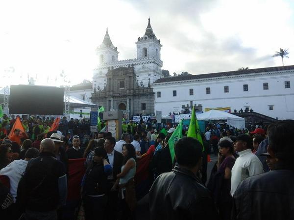 Simpatizantes del movimiento Alianza País ya se concentran en la Plaza San Francisco de Quito. 