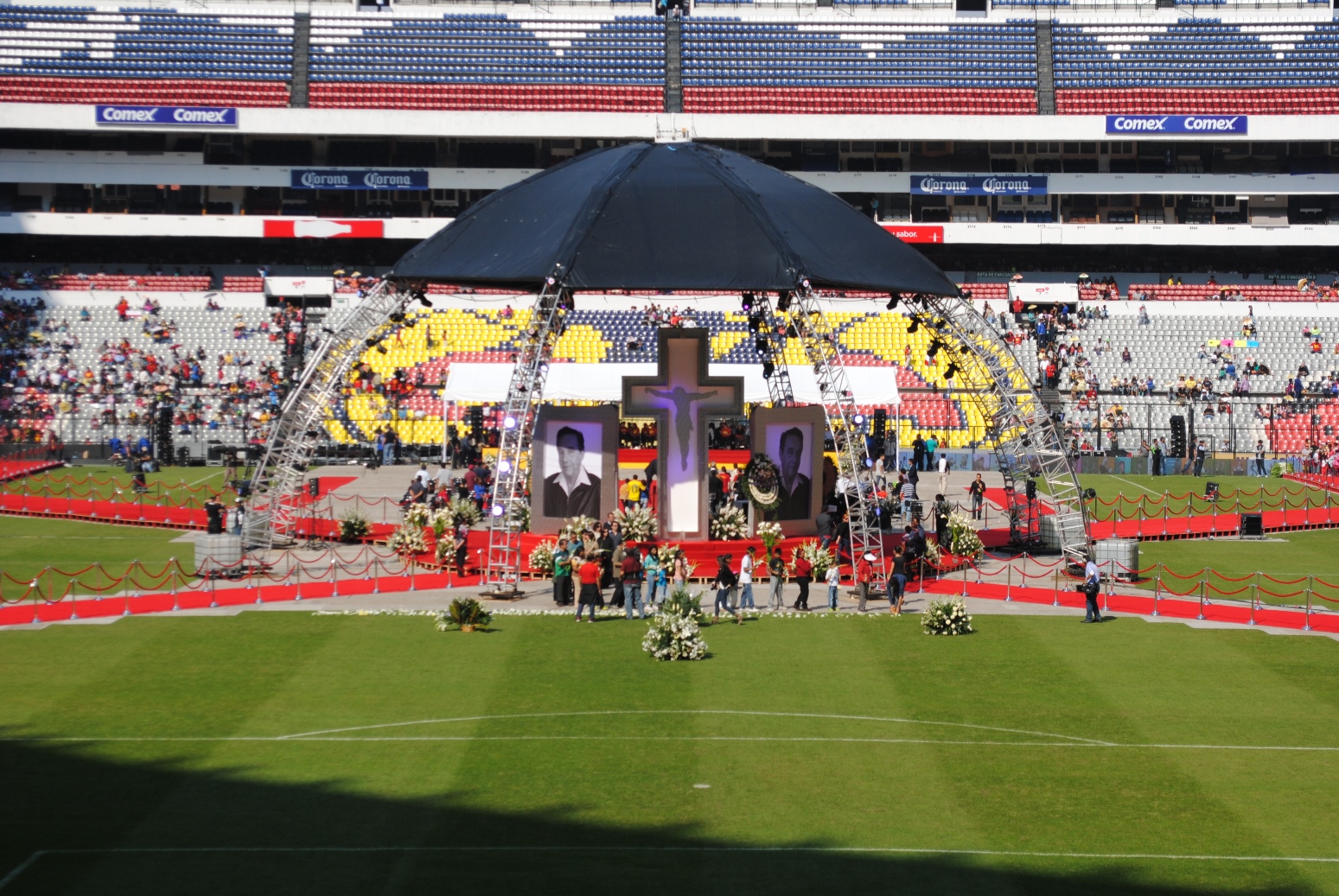 Estadio Azteca, el 30 de noviembre de 2014, durante el funeral de Chespirito. Foto de Xavier López Jurado.