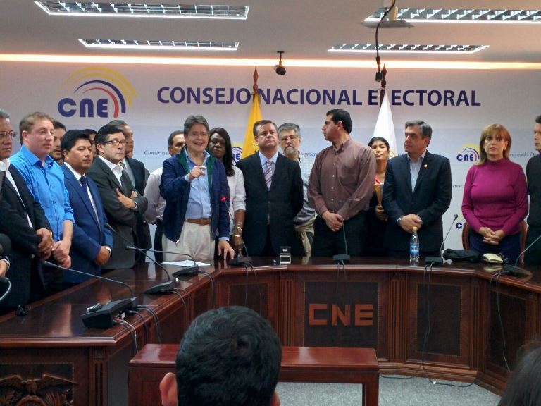 El líder de CREO Guillermo Lasso llegó esta mañana al CNE para pedir consulta popular. Foto de Víctor Posso / La República